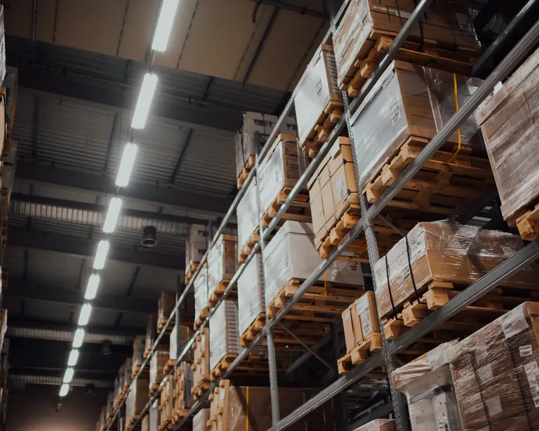Encomendas de marketplace organizadas para expedição a clientes em Portugal